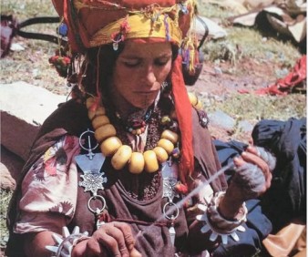 Imilchil Lady weaving yarn